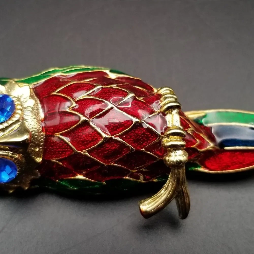 Brilliant enamel sapphire blue eyes brooch. BR112
